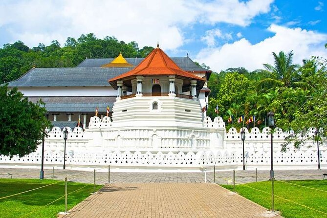 14 Days Tour in Sri Lanka - Fortnight Expedition with Luxury Hotels - Ella, Little Adam’s Peak, and Ravana Falls