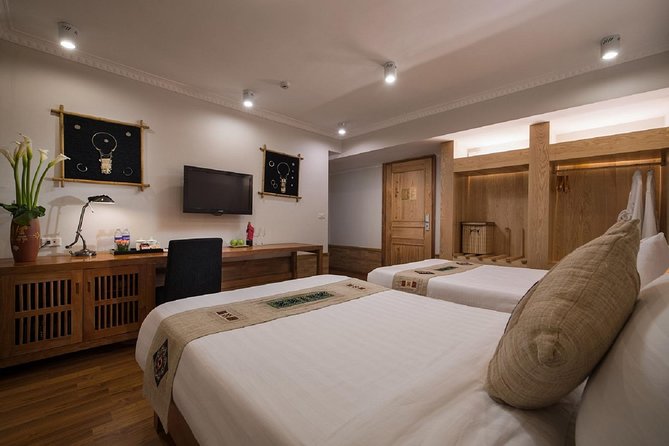 2-Day Sapa Trekking Tour from Hanoi by Luxury Limousine - What the guide and group size mean