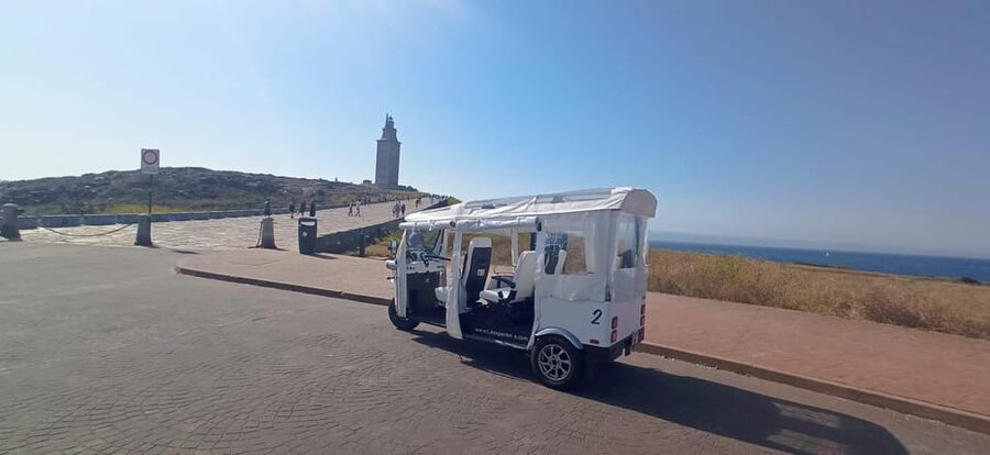 A Coruña: VIP Tuk Tuk tour - Orzán, Riazor, and the Millennium Monument