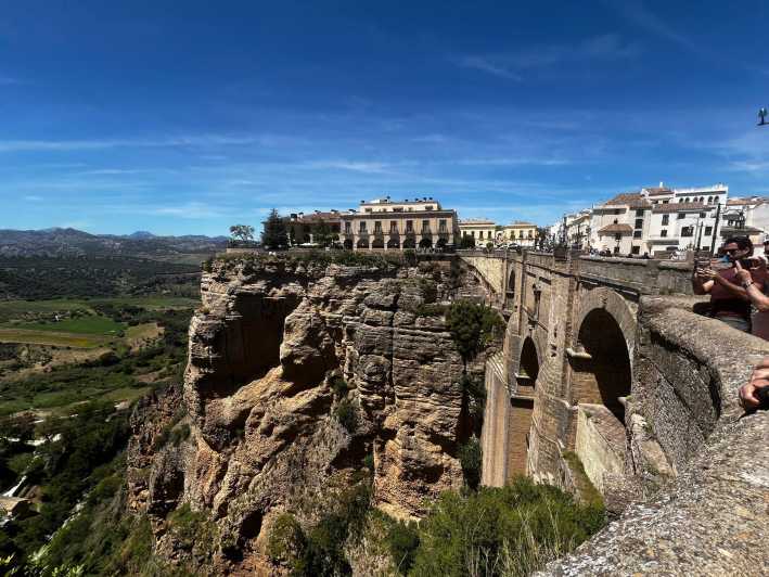 ab Marbella/Estepona: VIP-Tour Ronda + Setenil d. l. Bodegas - Ronda begins at the edge of the El Tajo gorge