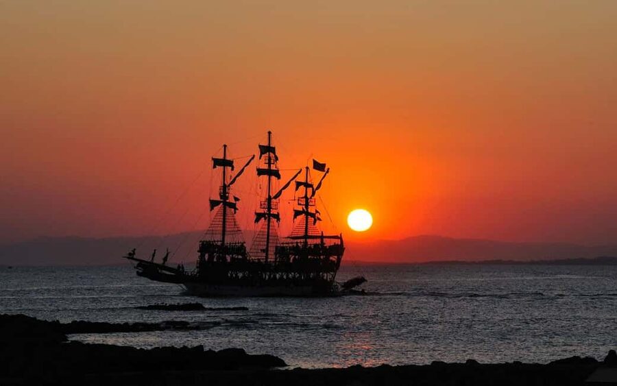 Alanya: Luxury Mega Pirate Boat W/ Lunch, Drinks & Transfer - Seeing Alanya Castle from the Mediterranean