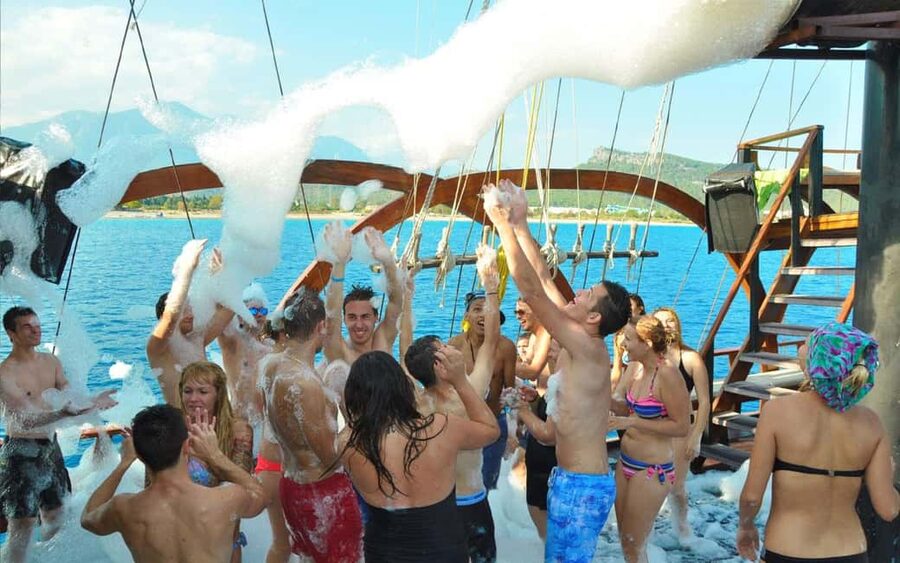 Alanya: Luxury Mega Pirate Boat W/ Lunch, Drinks & Transfer - Cruising past cliffs, caves, and beaches