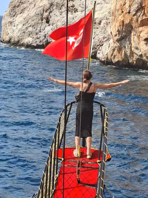 Alanya: Luxury Pirate Boat with Lunch & Unlimited Drinks - Lunch, soft drinks, and paid extras
