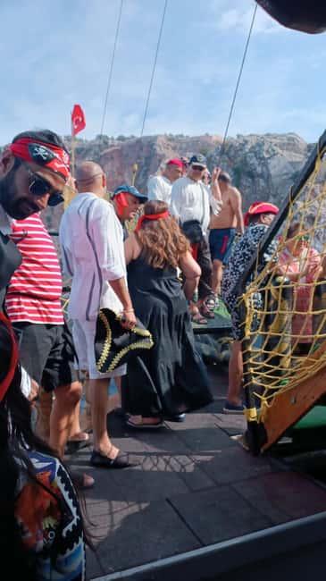 Alanya: Luxury Pirate Boat with Lunch & Unlimited Drinks - Foam party and pirate-style entertainment