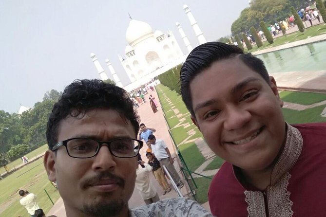 All Inclusive Luxury Taj Mahal Tour from Delhi by Express Train - A buffet lunch and a useful midday pause