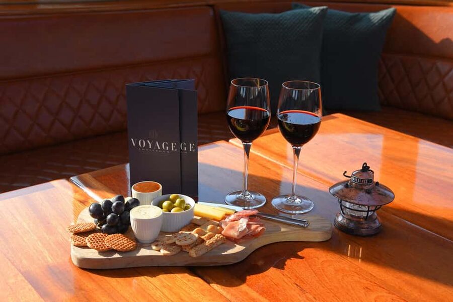 Amsterdam: 2-Hour Luxury Canal Cruise with Snacks & Drinks - Seven Province Houses and the houseboat alley