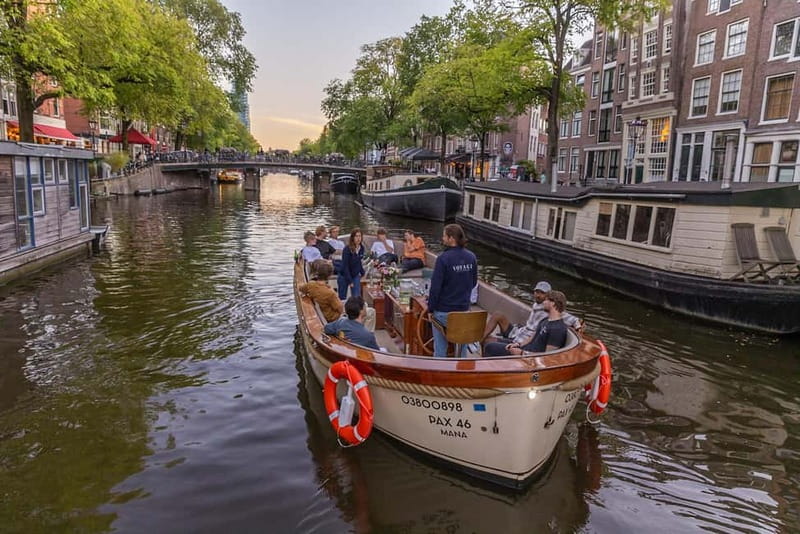 Amsterdam: 2-Hour Luxury Canal Cruise with Snacks & Drinks - Crossing the Amstel and the Skinny Bridge