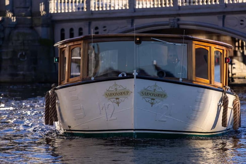 Amsterdam: 2-Hour Luxury Canal Cruise with Snacks & Drinks - Guides who make the difference