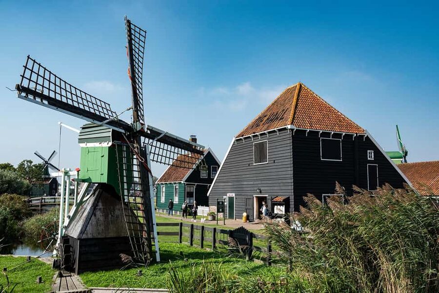 Amsterdam: Explore Zaanse Schans: Half-Day Luxury Coach Trip - Windmills, wooden houses, and the open-air setting
