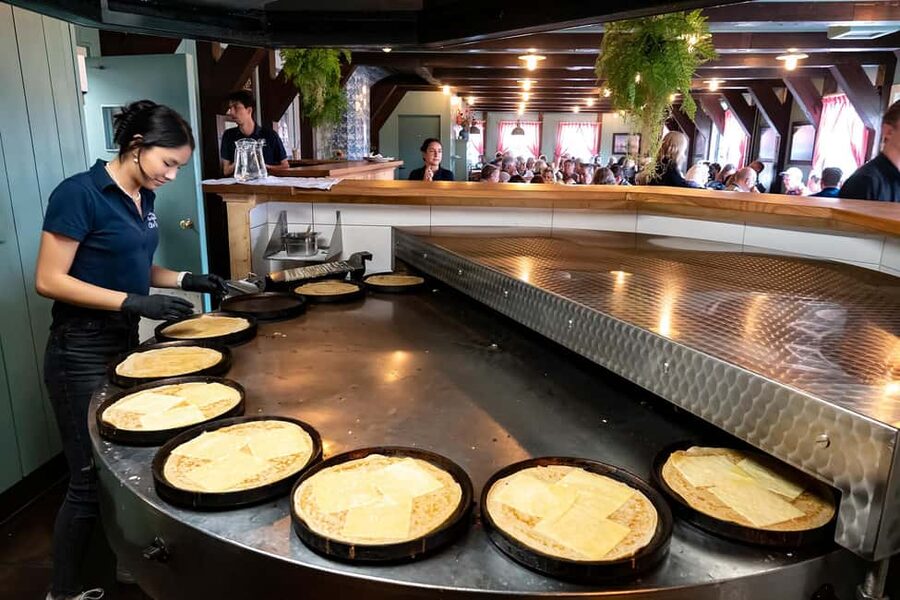 Amsterdam: Explore Zaanse Schans: Half-Day Luxury Coach Trip - Cheese making and the tasting stop