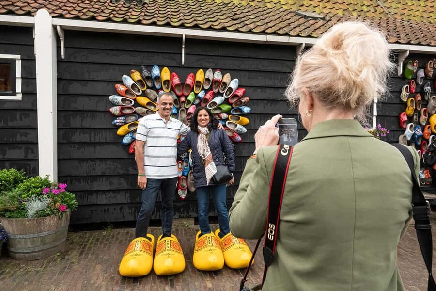 Amsterdam: Explore Zaanse Schans: Half-Day Luxury Coach Trip - The wooden shoe workshop