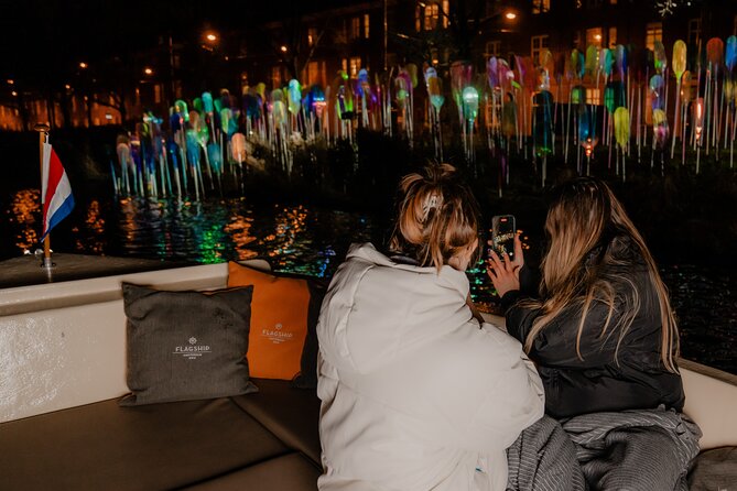 Amsterdam Light Festival: Canal Cruise + Bite & Unlimited Drinks - The snack and unlimited drinks option