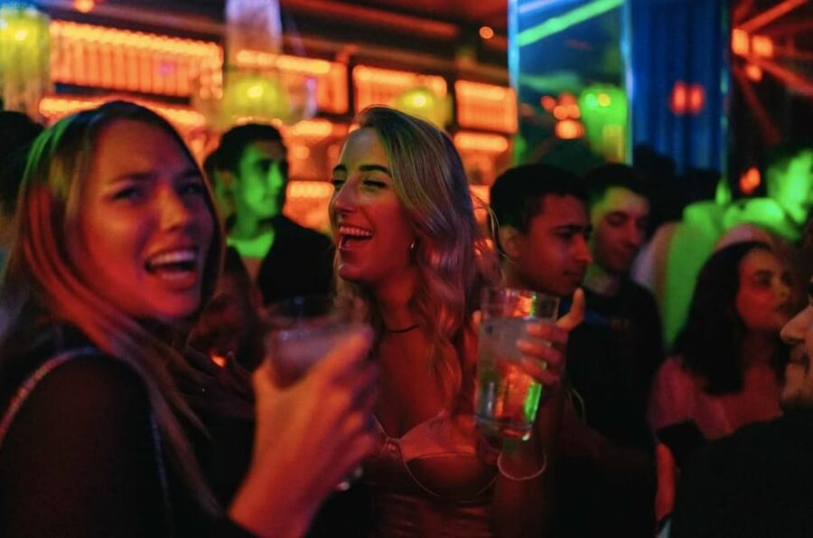 Amsterdam: Ludwig's Red Light Pub Crawl with VIP Club Entry - Key points to know before booking