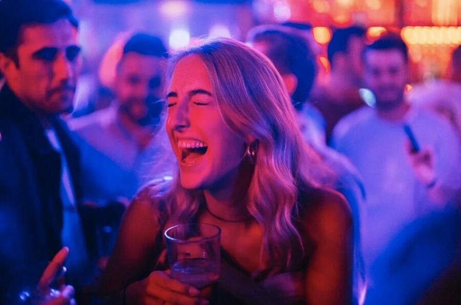 Amsterdam: Ludwig's Red Light Pub Crawl with VIP Club Entry - The first bars: shots, conversation, and a quick start