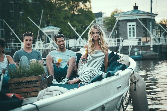Amsterdam: Luxury Boat Cruise Unlimited Cocktails, Beers & Wines - Live commentary without a formal lecture