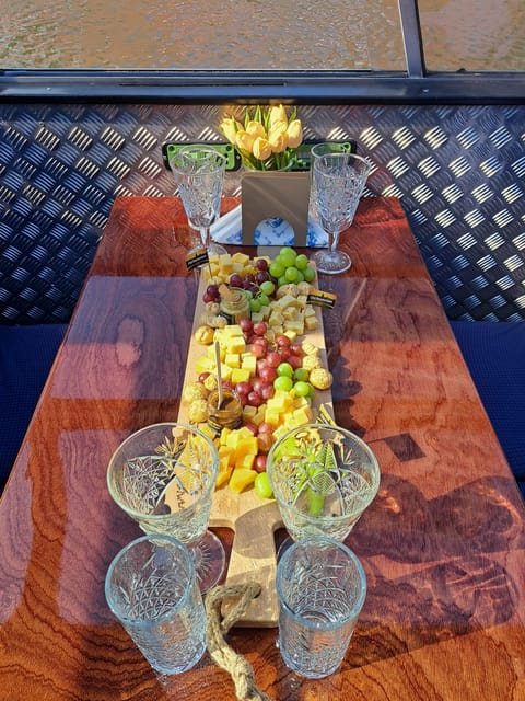 Amsterdam: Luxury Cheese & Wine Canal Cruise - The Dutch cheese tasting and drinks