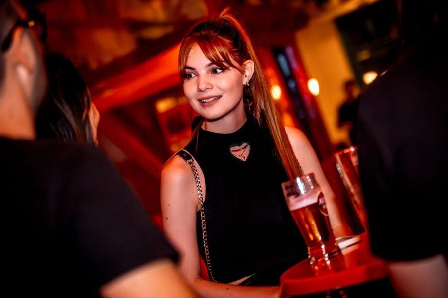 Amsterdam: Original Pub Crawl Party with VIP Entrance - Who should book this night out