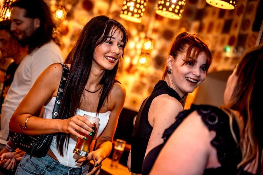 Amsterdam: Original Pub Crawl Party with VIP Entrance - From the Red Light District to Leidseplein