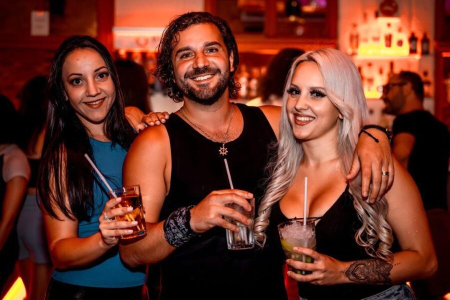 Amsterdam: Original Pub Crawl Party with VIP Entrance - A social night for solo visitors and mixed groups
