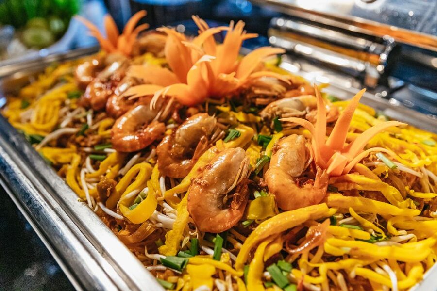 Bangkok: Alangka Luxury Buffet Dinner Cruise With Live Music - Live music, Thai dance, and the evening mood