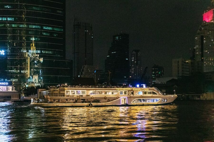 Bangkok: Alangka Luxury Buffet Dinner Cruise With Live Music - Practical advice for a smoother evening