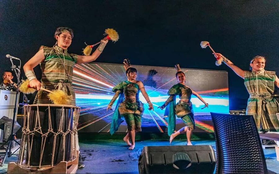 Bangkok: Alangka Luxury Cruise with Buffet and Live Music - Wat Pho and the Grand Palace from the water