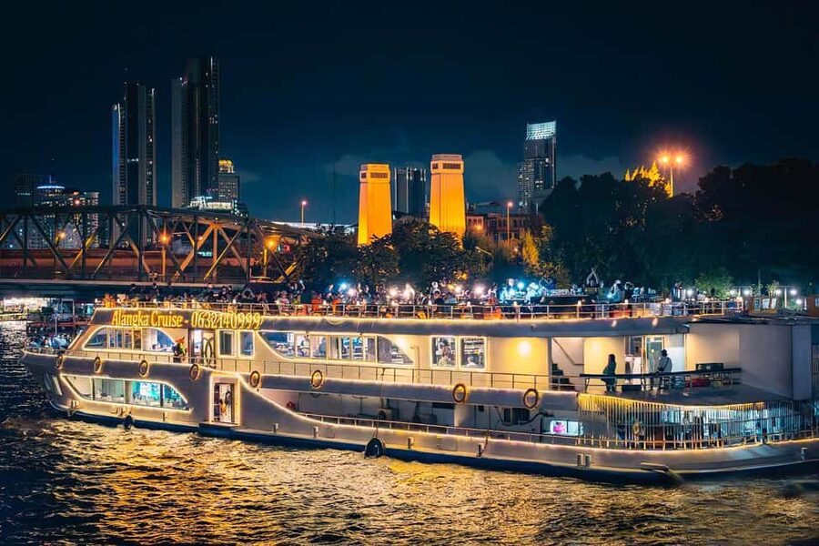 Bangkok: Alangka Luxury Cruise with Buffet and Live Music - Wat Arun and the first river views
