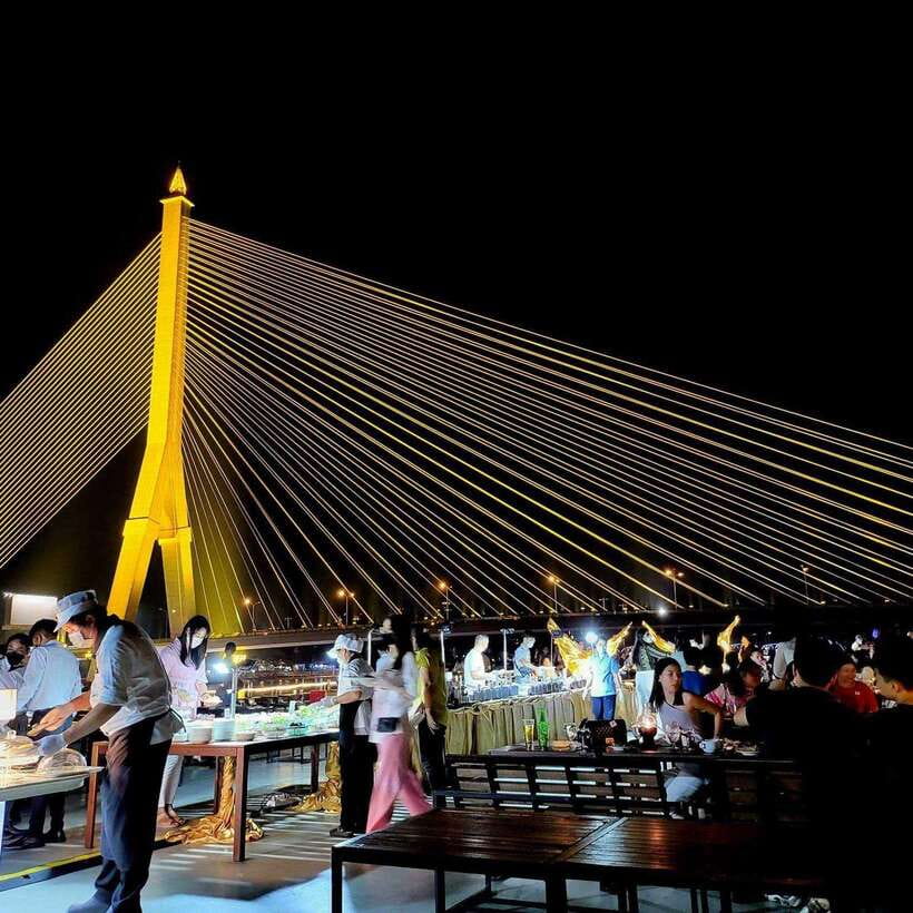 Bangkok: Luxury White Dinner Cruise Free Flow Beer and Wine - The buffet: plenty of food, mixed quality