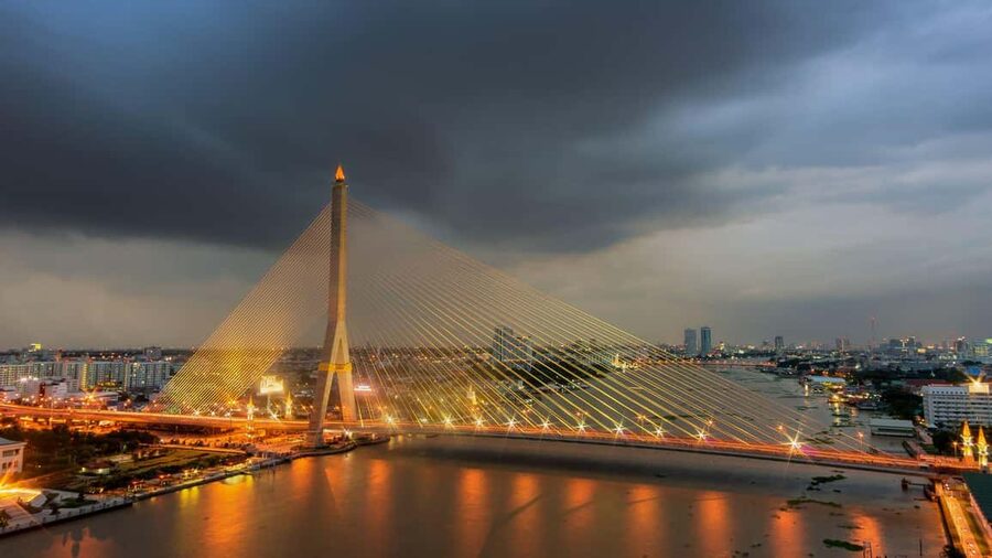 Bangkok: Luxury White Sunset or Dinner Cruise with Beer - What can affect the experience