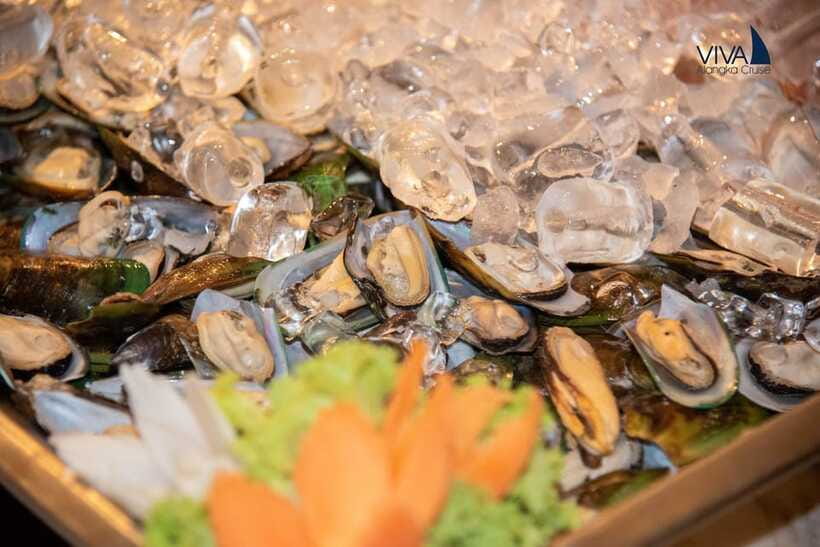 Bangkok: Noah 6 Stars Luxury Chaophraya River Dinner Cruise - Music, Thai dance, and the reality of stage seating