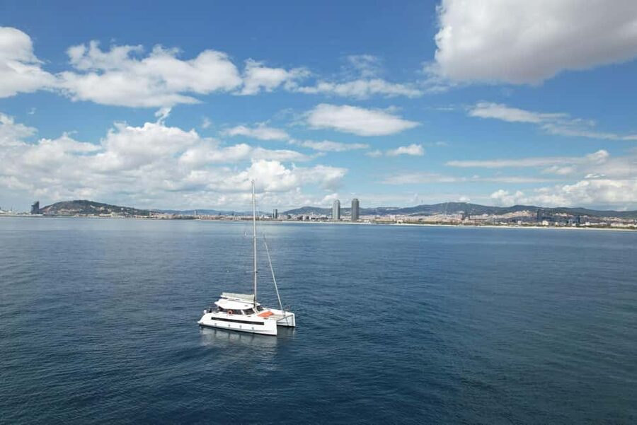 Barcelona: Shared cruise on luxury catamaran Drinks + Snacks - Port Olimpic and the CATAMARAN TURTUR meeting point