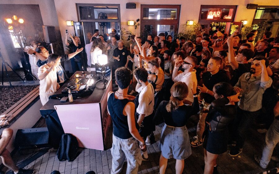 Berlin: Pub Crawl with Shots and VIP Club Entry - Meeting at Generator Berlin Alexanderplatz at 21:00