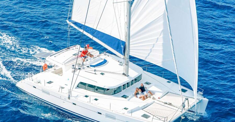 Big Island: Luxury Catamaran Trip along the Kona Coast - A four-hour route shaped by the sea
