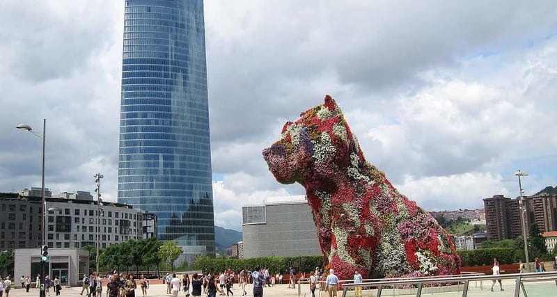 Bilbao: Guggenheim VIP Experience. Small Group. Expert Guide - Why the Guggenheim needs a guide