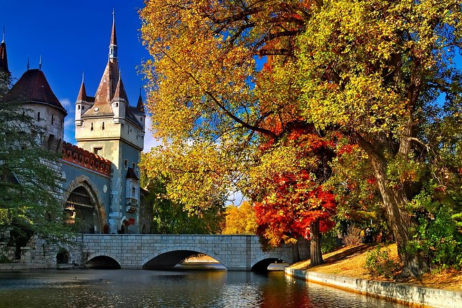 Budapest Private Luxury Sightseeing Tour with Guide and Transport - Crossing to Buda and walking the Castle District