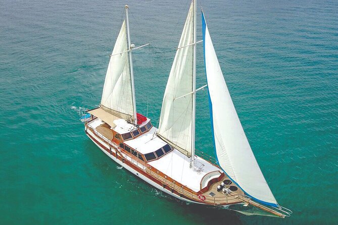 Cabo San Lucas Luxury Sailing Yacht and Dinner with a Chef - Drinks, appetizers, and the open bar