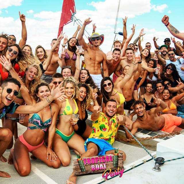 Catamaran Lucile | Famous VIP cata party - What to pack for an afternoon at sea