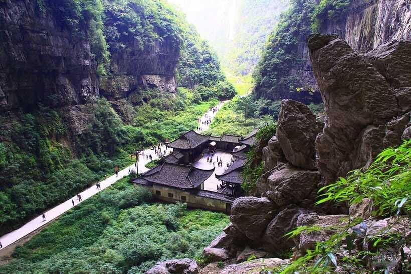 Chongqing: Wulong 2 Spots All-inclusive Luxury Private Trip - A local lunch around Xiannvshanzhen