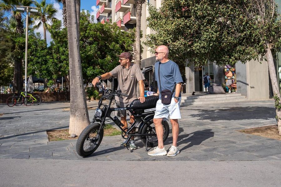City Highlight Tour on a Luxury (electrical) Fatbike - Barceloneta Beach to Parc de la Ciutadella