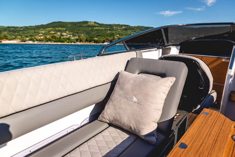 Como: Luxury Boat Tour on Lake Como - A polished boat ride from Como