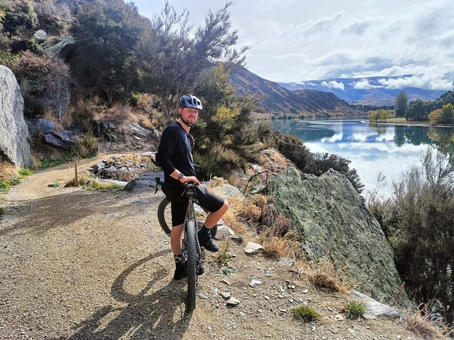 Cromwell: Lake Dunstan Trail Bike Rental and Luxury Shuttle - Carrick Winery and the 450m cliffside section