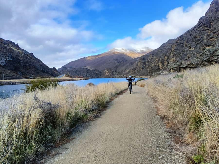 Cromwell: Lake Dunstan Trail Bike Rental and Luxury Shuttle - Arriving in Clyde