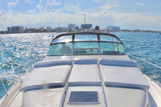 Cruise in Elegance: Luxury Yacht Rental in Cancun - What the included gear and drinks mean