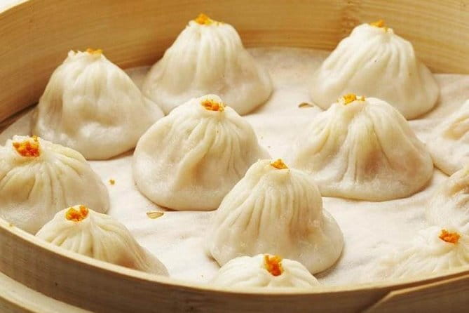 Din Tai Fung Dinner and VIP Class River Cruise Experience in Shanghai - Meeting the guide at the Bund