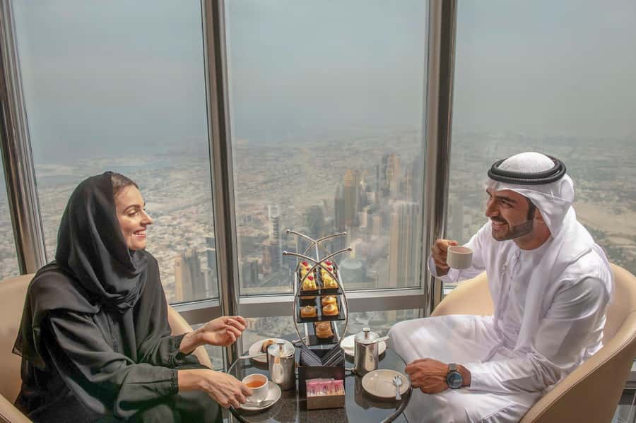 Dubai: Burj Khalifa VIP Experience Level 152 Lounge Access - Drinks, tea, coffee, and the food service