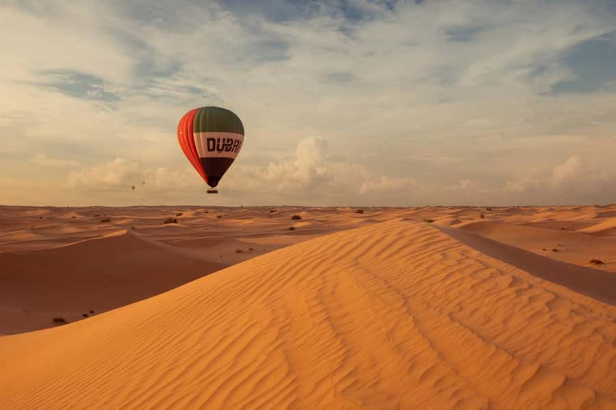 Dubai: Luxury Balloon Flight with Michelin-Curated Breakfast - Breakfast at the desert oasis