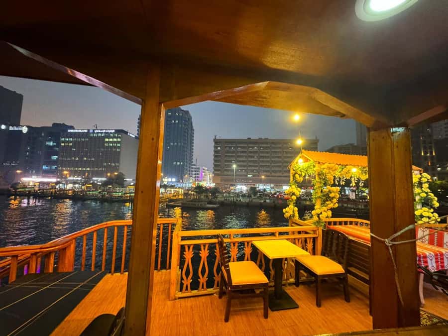 Dubai: Luxury Dinner Cruise with Live Music - Buffet dinner and included drinks