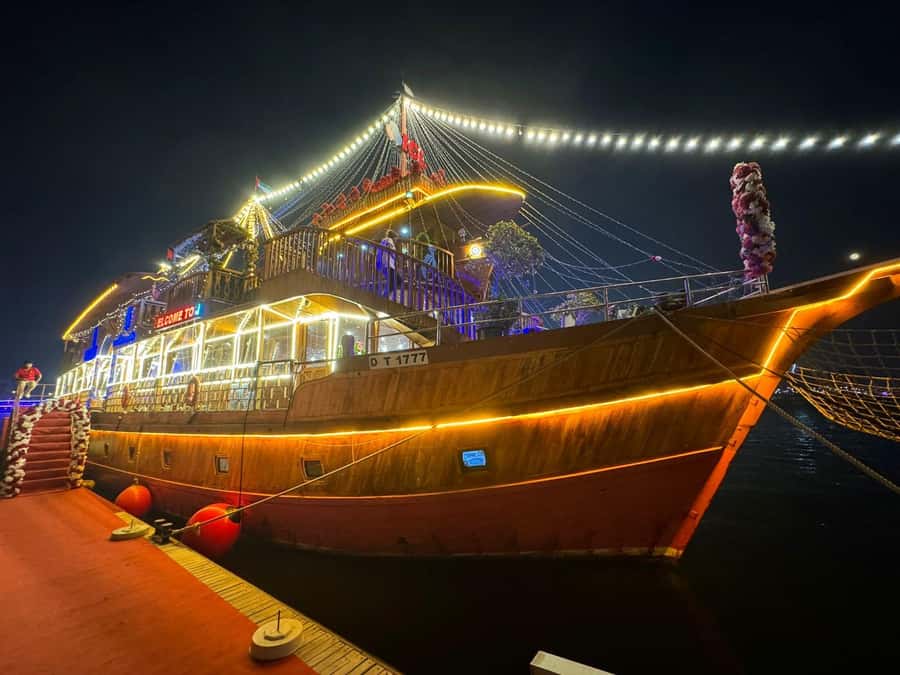 Dubai: Luxury Dinner Cruise with Live Music - Tanoura dancing and onboard music