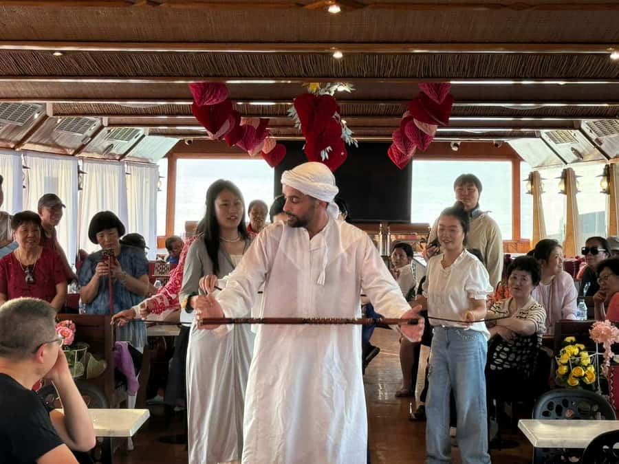 Dubai: Luxury Dinner Cruise with Live Music - Should you book the Dubai dinner cruise?