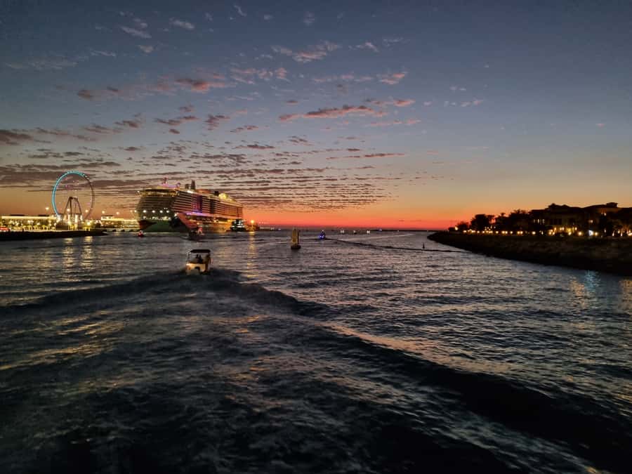 Dubai: Luxury Sightseeing Cruise with Food and Drinks - Setting out from Dubai Marina
